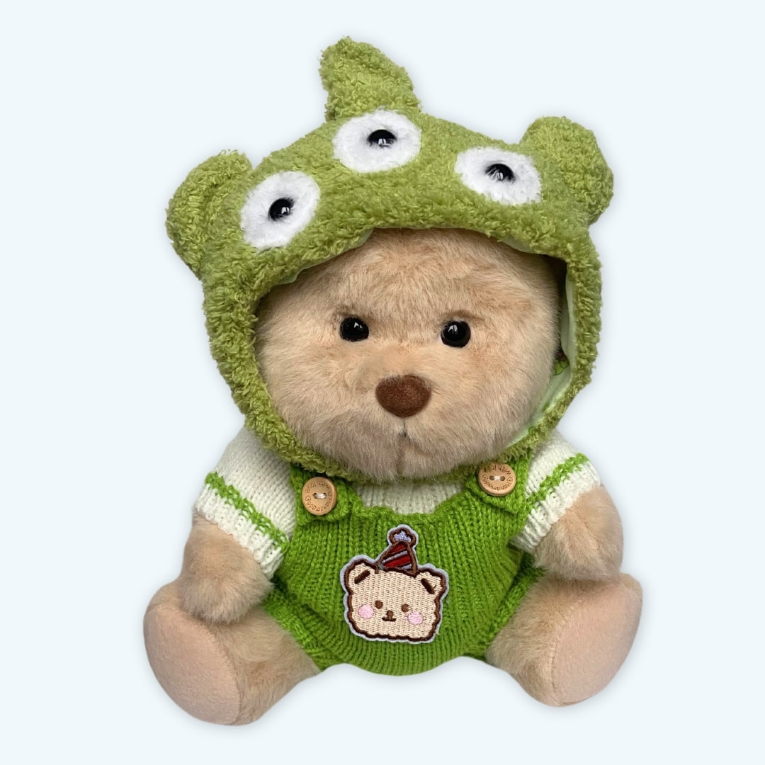 Nino – håndlavet leddelt bamse med grønt jumpsuit og alien-hat - Billede 2